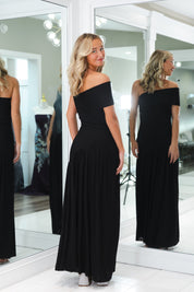 Jesselle Off The Shoudler Gown in Black