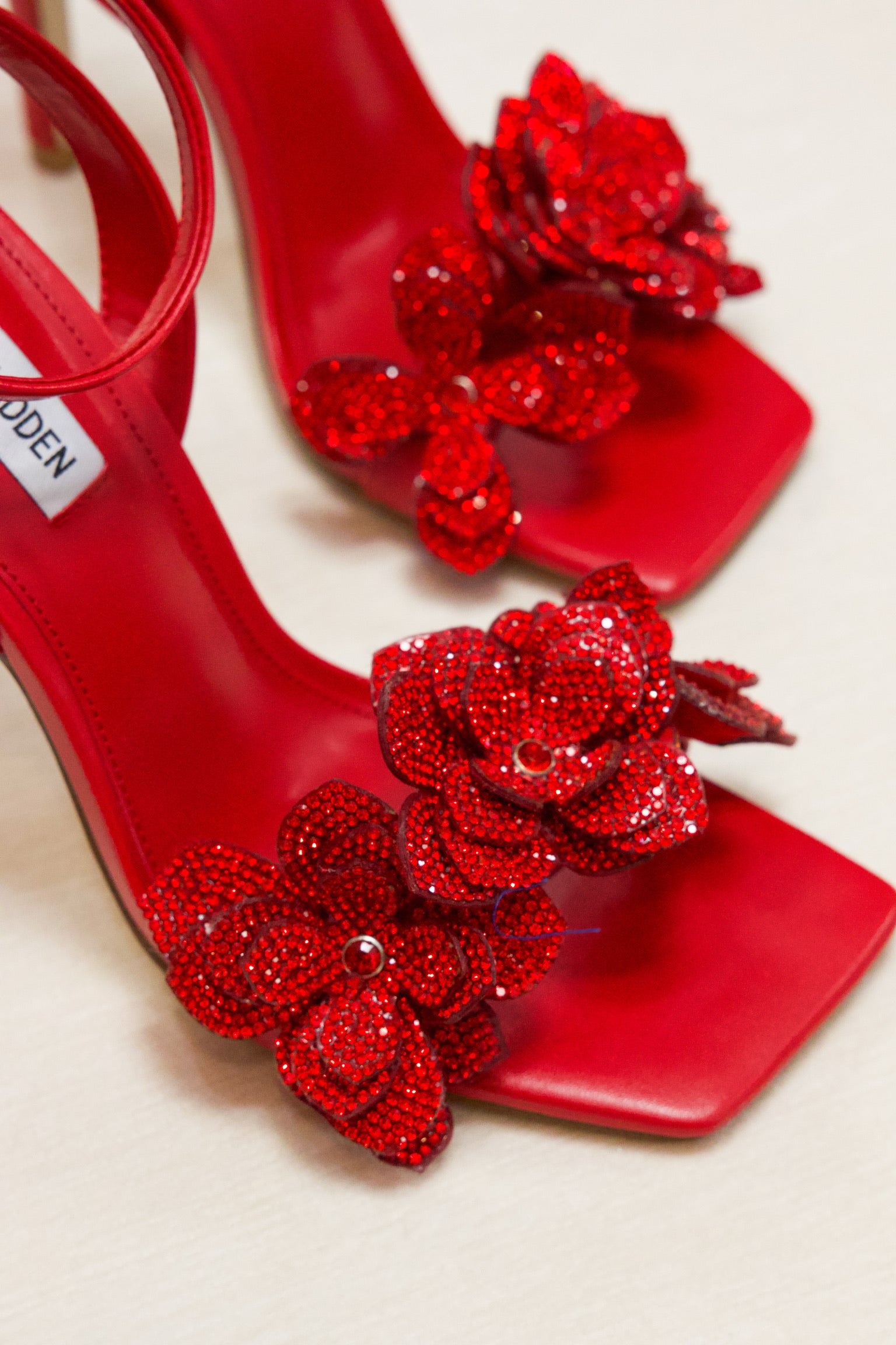 ULYANA - Red