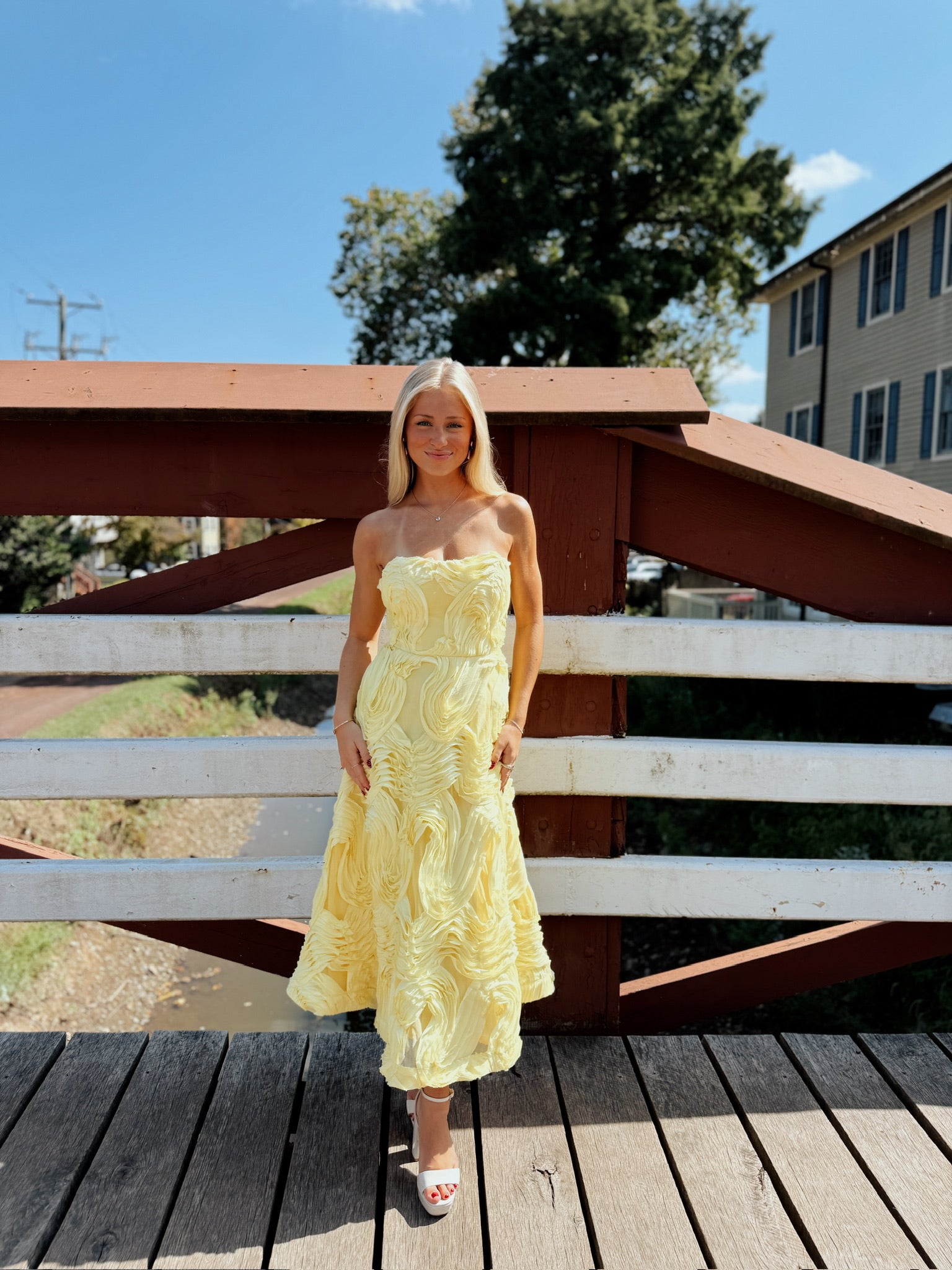 Asher Sweetheart Midi Dress in Yellow