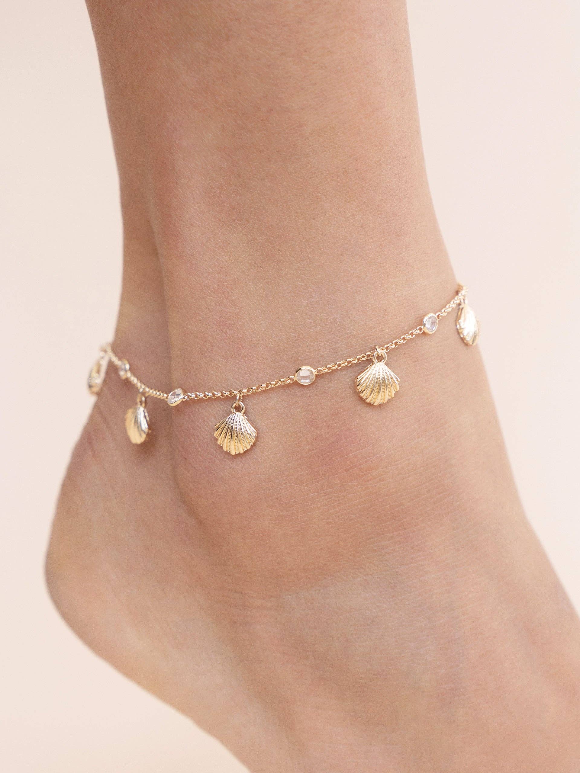 Scallop Shell Charm Anklet: 18k Gold Plated / One Size