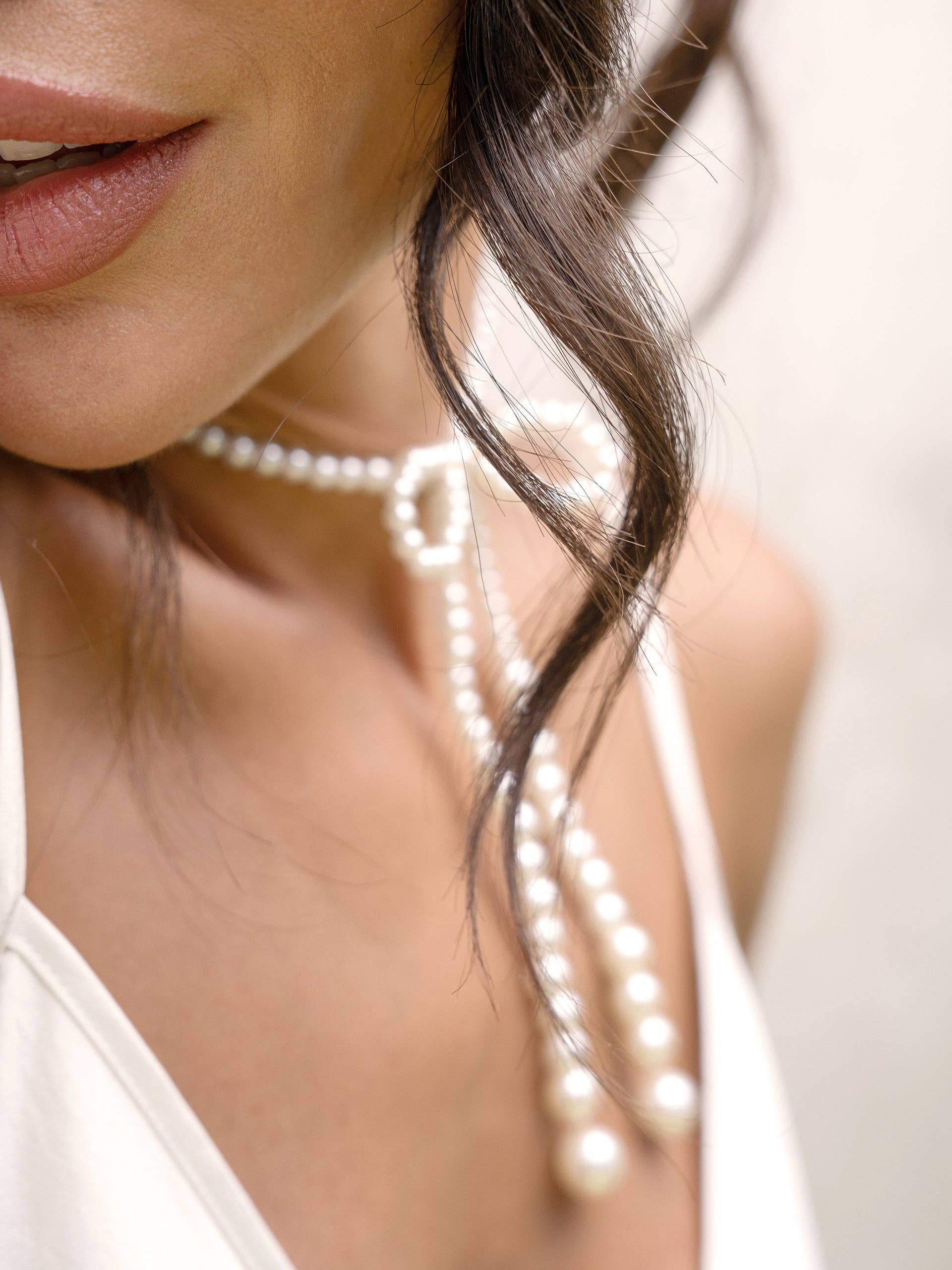 Venus Pearl Bow Necklace: Acrylic Pearl / One Size