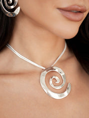 Aura Swirl Necklace: 18k Gold Plated