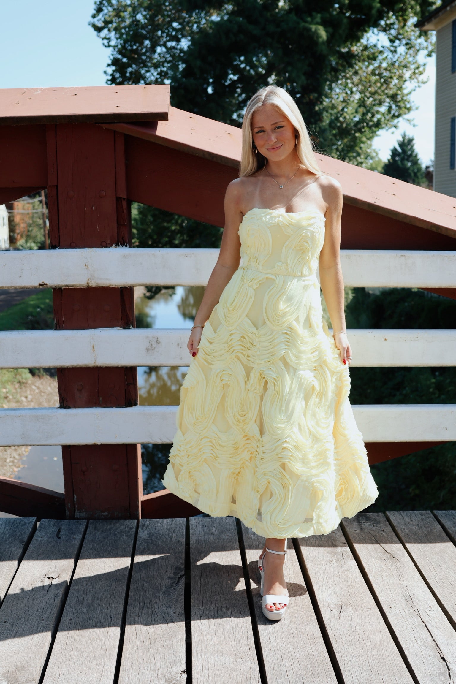 Asher Sweetheart Midi Dress in Yellow