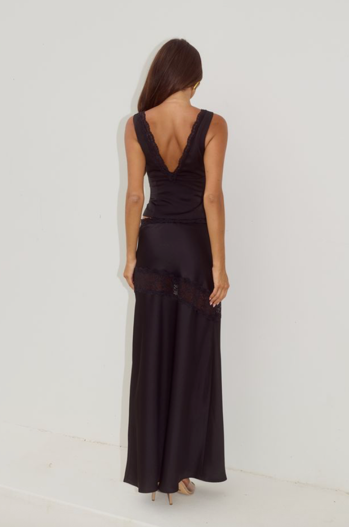 AMARA V-NECK LACE TRIM TOP - BLACK