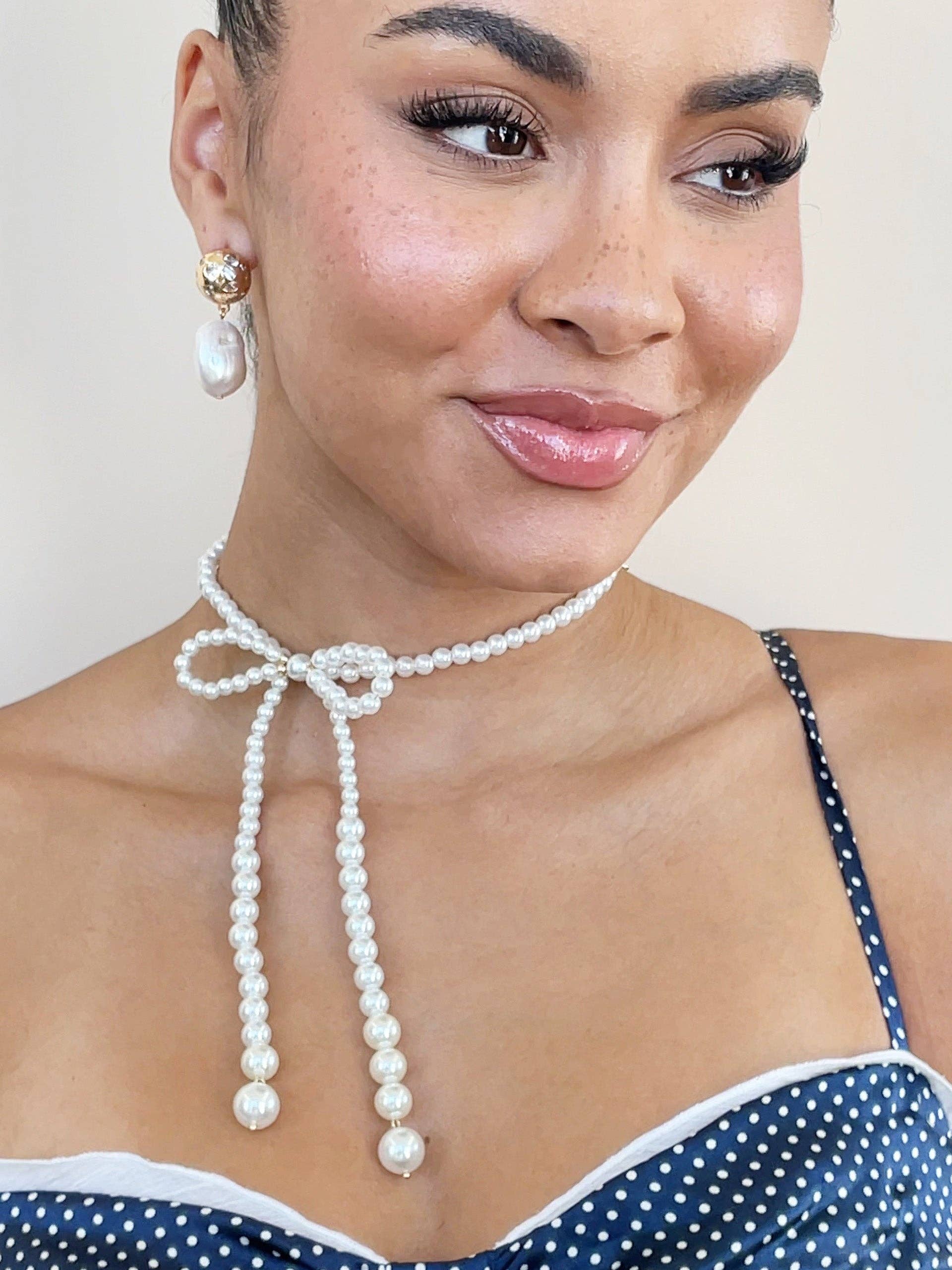 Venus Pearl Bow Necklace: Acrylic Pearl / One Size